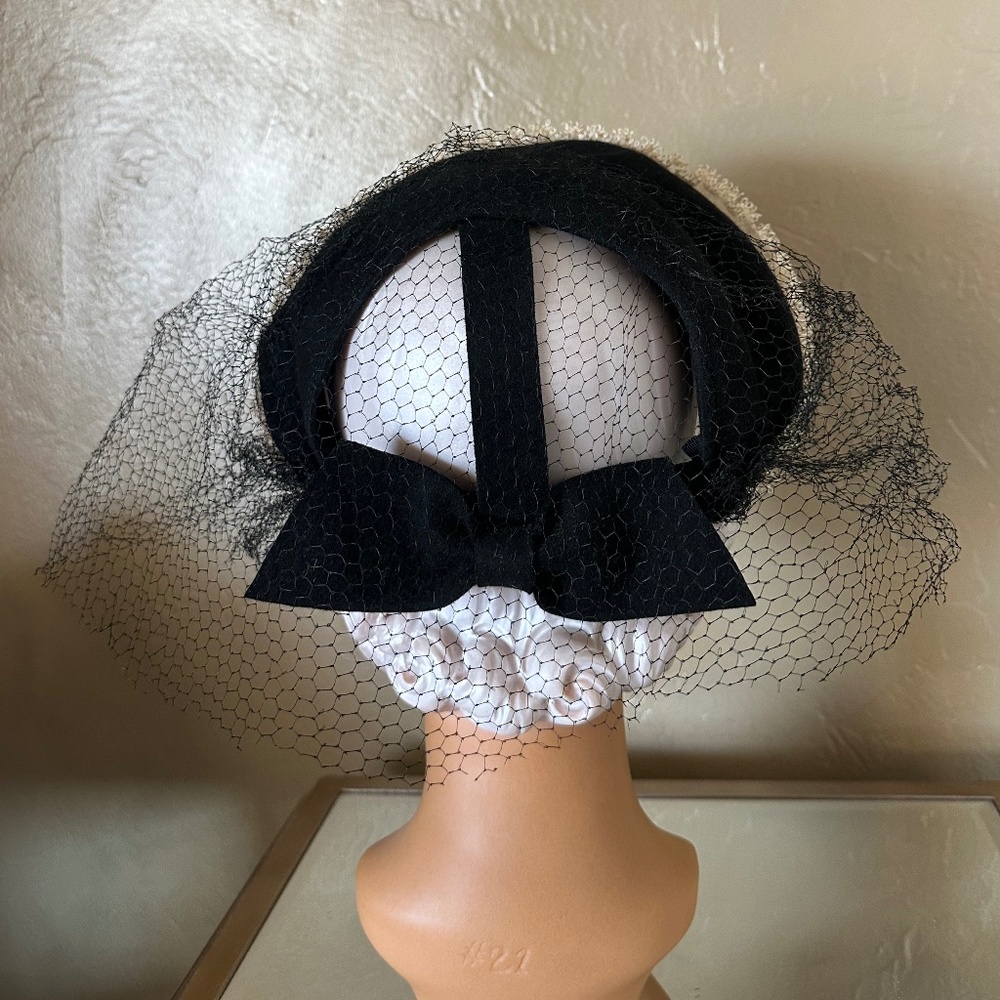 CLASSY 1940s' BLACK FELT HAT + OPEN CROWN AT BACK, LARGE BOW, WHITE TRIM & VEIL - Picture 9 of 13
